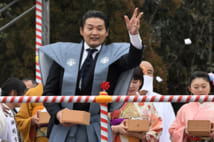 貴乃花、安藤サクラ、水谷千重子 人気者たちの豆まき姿