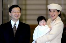 ご成婚から8年、2001年の12月に愛子さまが誕生された(写真は2002年3月。時事通信フォト)