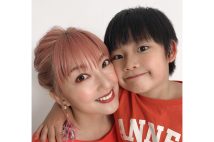 子役としても活躍する長男・崇徳くんとの2ショット(事務所提供)