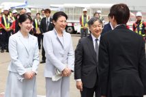 沖縄を訪問される天皇皇后両陛下と長女・愛子さま(2025年6月4日、撮影/田中麻以)